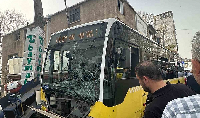 "İstanbul'da Şok Edici Kaza: İETT Otobüsü Kaldırımda Yürüyen 2 Kişiye Çarptı, Olay Anı Kameralara Yansıdı"