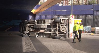 Kadıköy'de, bir kamyonetin üst geçide çarpması sonucu devrilmesiyle kaza yaşandı