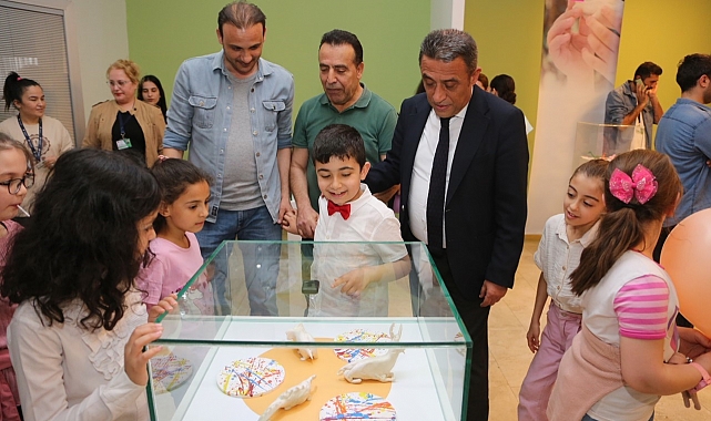 Küçükçekmece Belediyesi, Dünya Otizm Farkındalık Günü'nde anlamlı bir sergiye ev sahipliği yapıyor