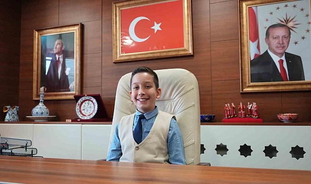 Minik Başkan talimat verdi okulun bankları ve çöp kovaları değişti