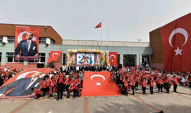 Öğrenciler dev Türk bayrağı açtı