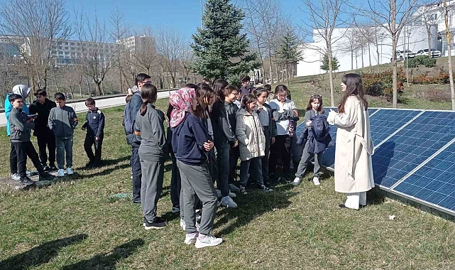 Ortaokul Öğrenciler yenilenebilir enerjiyi öğrendi