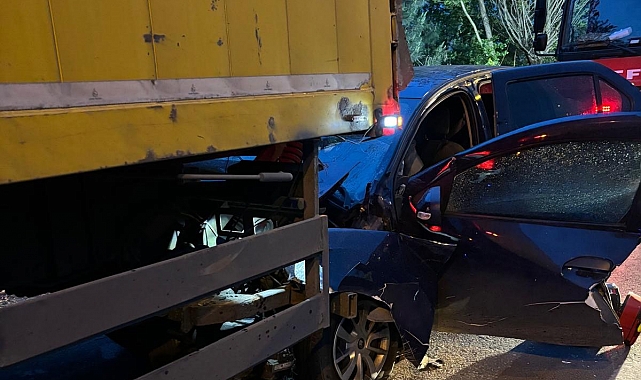 Otomobil, PTT kamyonuna ok gibi saplandı
