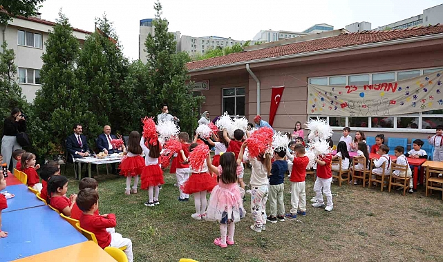 Rektör Sözbir anaokulu öğrencileriyle beraber