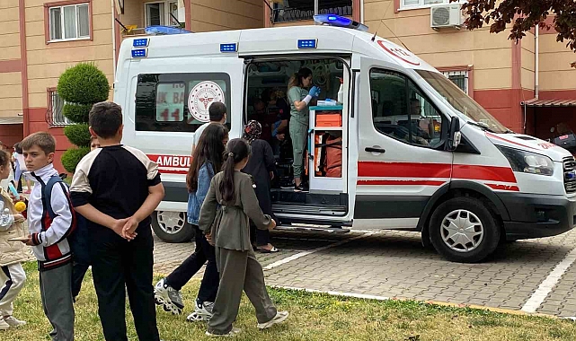 Tadilat yapılan apartmanın çatı katında yangın