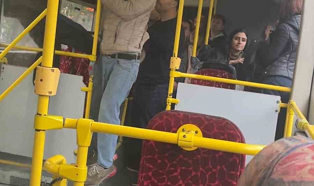 Taşkınlık çıkaran şahsı yolcular dışarı attı