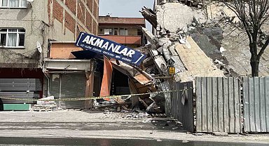 Tek bir çarpma ile 5 katlı iş merkezi tamamen yıkıldı