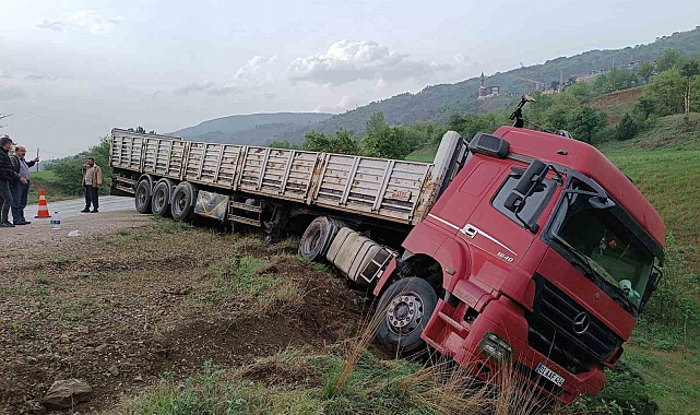 Tır, şarampole yuvarlanmaktan son anda kurtuldu