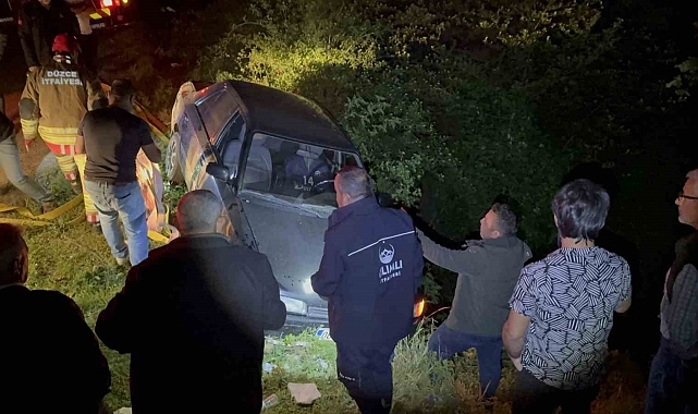 Uçurumdan yuvarlanan otomobili itfaiye ekipleri son anda kurtardı