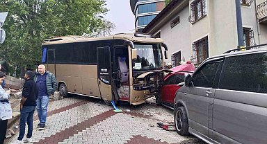 Üsküdar'da Öğrenci Servisi Kaza Yaptı
