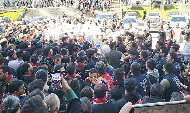 Van'daki başkan değişikliğine de Arbede ve Gözaltıların Ardından Sükunet Geri Sağlandı