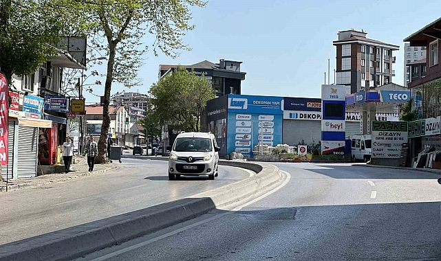 Virajı alamayan otomobil karşı şeride geçti