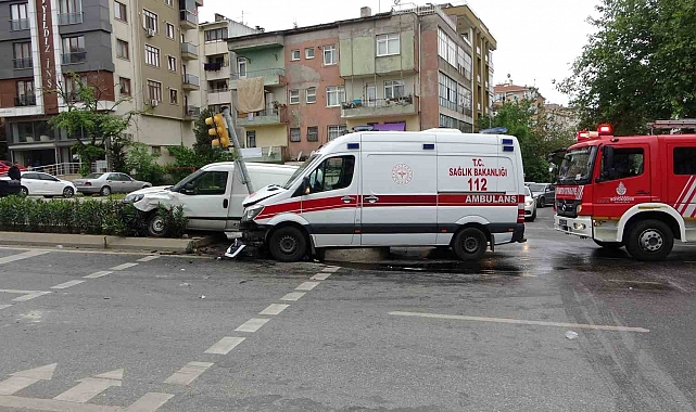 Ambulans ile Hafif Ticari Araç Kaza Yaptı: 4 Yaralı