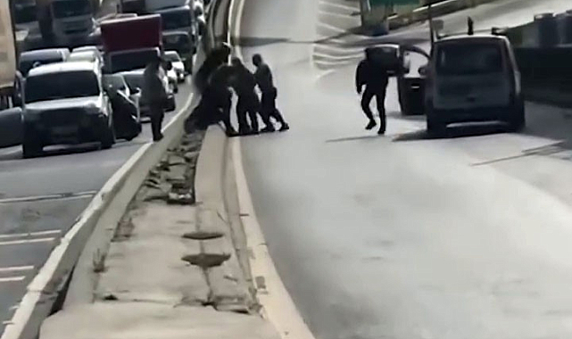 Başakşehir'de Yol Verme Tartışması Kavgaya Dönüştü: Sopa ve Yumruklar Havadaydı