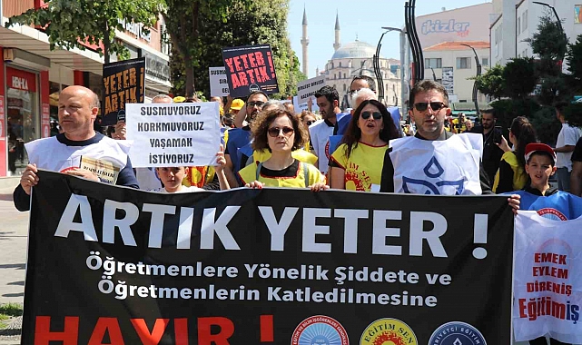 Bolu'da Meslektaşlarını Anmak İçin Yüzlerce Öğretmen Yürüdü