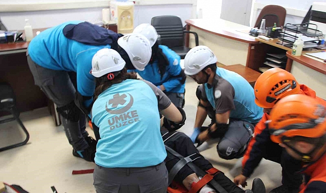 Deprem Anında Hayat Kurtaran İlk Müdahale: Çök, Kapan, Tutun Uygulandı