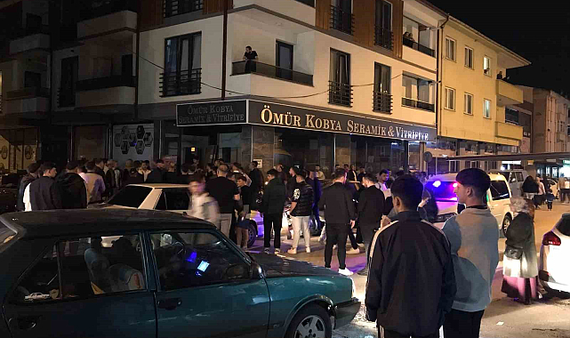 Düğün salonunda çıkan kavga sokakta devam etti