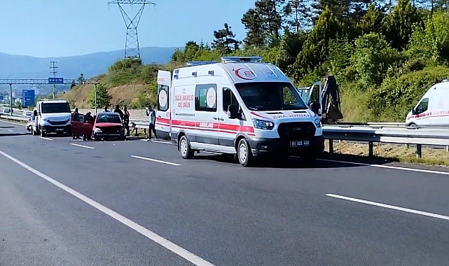 Düzce de Otomobil bariyerlere girdi: 2 yaralı