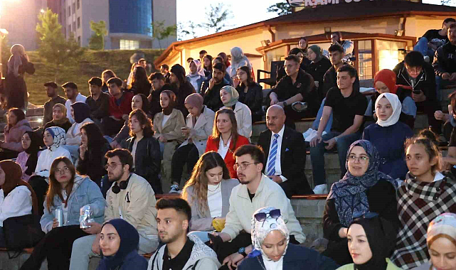 Düzce Üniversitesi'nde Keyifli Açık Hava Sinema Etkinlikleri