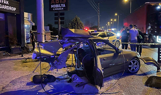 Elektrik direğine çarpan otomobil ikiye bölündü