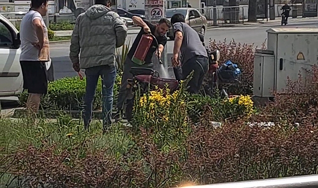 Esnaf, Duman Saçan Elektrikli Bisiklete Müdahale Etti