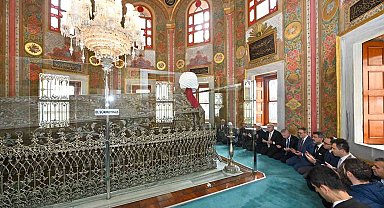 Fatih Sultan Mehmet'in Vefatının 543. Yılında Kabri Başında Anma Töreni Gerçekleştirildi