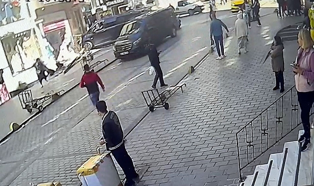 Fatih'te Korkunç Kaza Anı Kamerada: Minibüs Direği Devrildi, Vitrine Çarptı