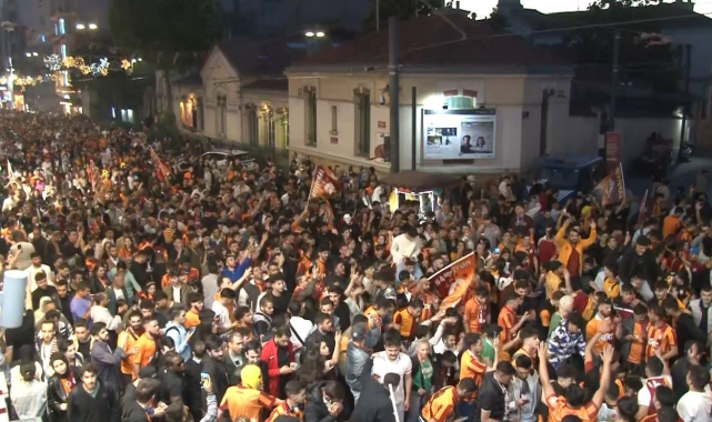 Galatasaraylı taraftarlar şampiyonluğun ardından Taksim'e akın etti