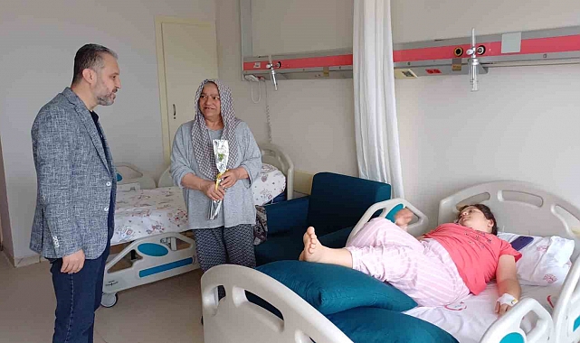 Hasta Yataklarına Çiçek Sürprizi: Duygusal Anlar Yaşandı