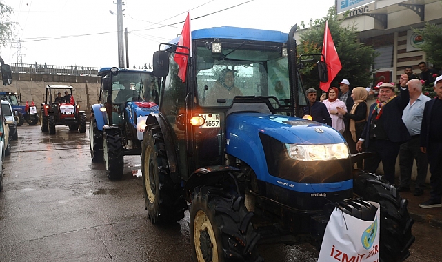 Kadın Çiftçiler Traktörle Şehir Merkezine İndiler