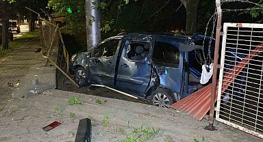 Kocaeli'de Ağaca Çarpan Hafif Ticari Araçta 1 Kişi Yaralandı
