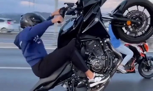 Köprü Üzerindeki Tehlikeli Motosiklet Hareketleri Kamerada Yakalandı