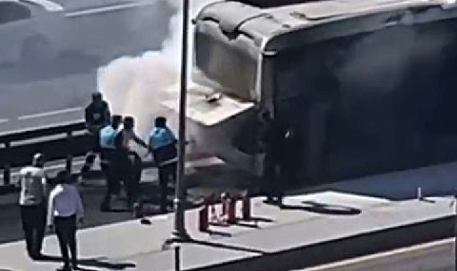 Metrobüs Yangını Küçükmekçe'de Seferleri Aksattı