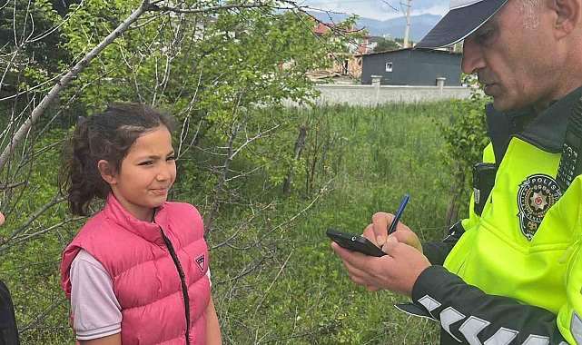 Minik Öğrenciye Yol Vermeyen Sürücüye Karşılık, Bir Öğrenciden Anlamlı Hareket