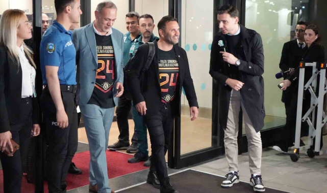 Okan Buruk: "Rekorlar kırarak şampiyon olduk"