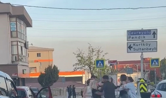 Pendik'te Kadın Sürücüler Arasında Kavga Çıktı: Tekmeler Uçuştu