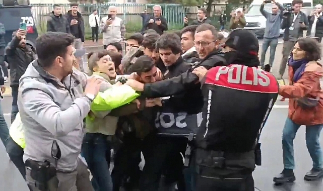 Polis, Taksim'e Yönelen Gruplara Müdahale Etti
