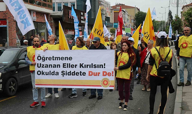 Sakarya'da 1 Mayıs, Yürüyüş, Konser ve Tiyatro Gösterisiyle Kutlandı