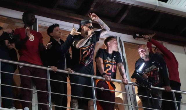 Şampiyon Galatasaray, Florya'da taraftarlarıyla buluştu