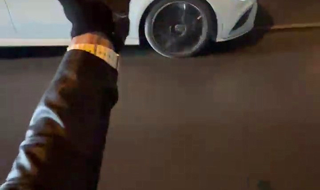 Trafikte Tehlikeli Anlar: Otomobil ve Motosikletli Arasındaki İnatlaşma Kameralara Yansıdı
