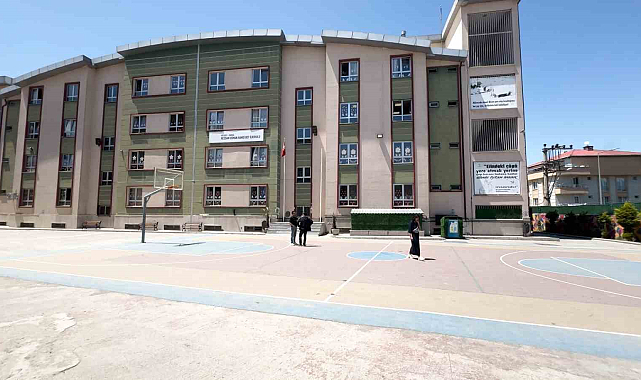 Velisi Kızıyla Kavga Eden 1. Sınıf Öğrencisini Bulmak İçin Sınıfı Bastı