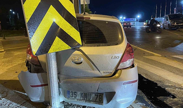 Zeytinburnu'nda trafik kazası araç bariyerlere girdi