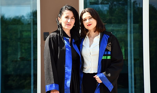 Anne ve Kızı Aynı Fakülteden Mezuniyet Sevinci Yaşadı