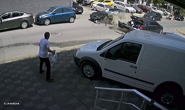 Ataşehir'de 6 Araç Karıştığı Kaza Sonrası Savaş Alanını Andırdı