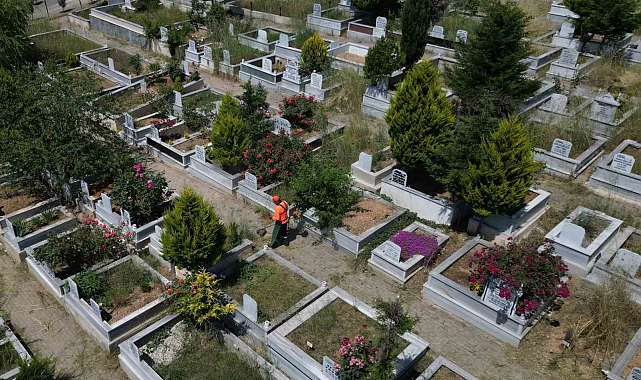 Bayram Öncesi Mezarlıklarda Hazırlıklar Hız Kazanıyor
