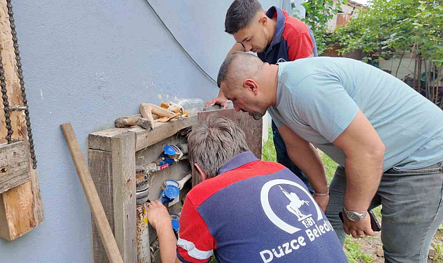 Düzce Belediye ekipleri su sayaçlarını kontrol ediyor