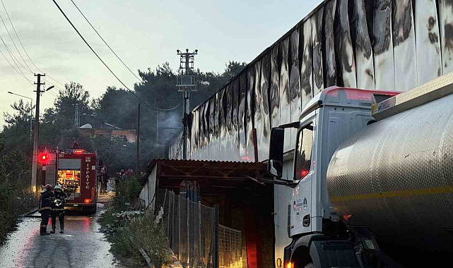 Fabrika Yangını Dumanını D-650 Kara Yolunu 2,5 Saat Boyunca Kapladı