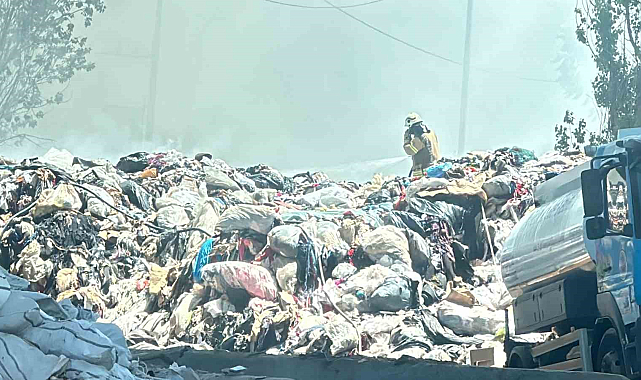 Kağıthane'de Atıl Kumaş Yığınları Alev Aldı: Siyah Dumanlar Havalanırken Panik Başladı