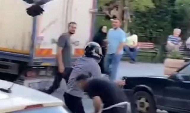 Kargaların Hücumuna Uğrayan Vatandaş, Kendini Kaskla Savunmaya Aldı
