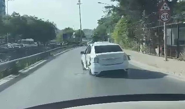 Kaza Yapan Ağır Hasarlı Bir Araçla Yanlayarak Trafikte İlerleyen Sürücü İzleyenleri Hayrete Düşürdü